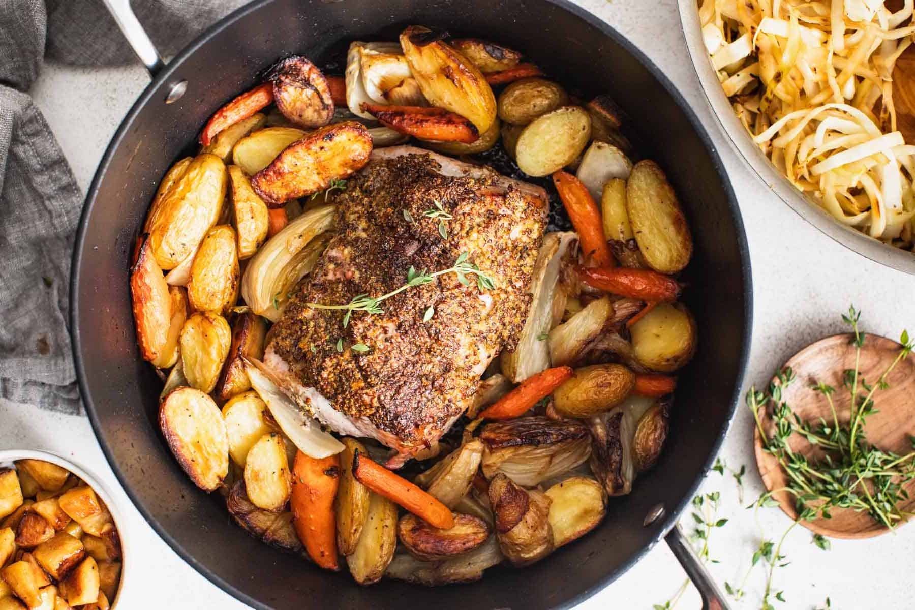 вкусно печено свинско с картофи на фурна и ароматни натурални подправки