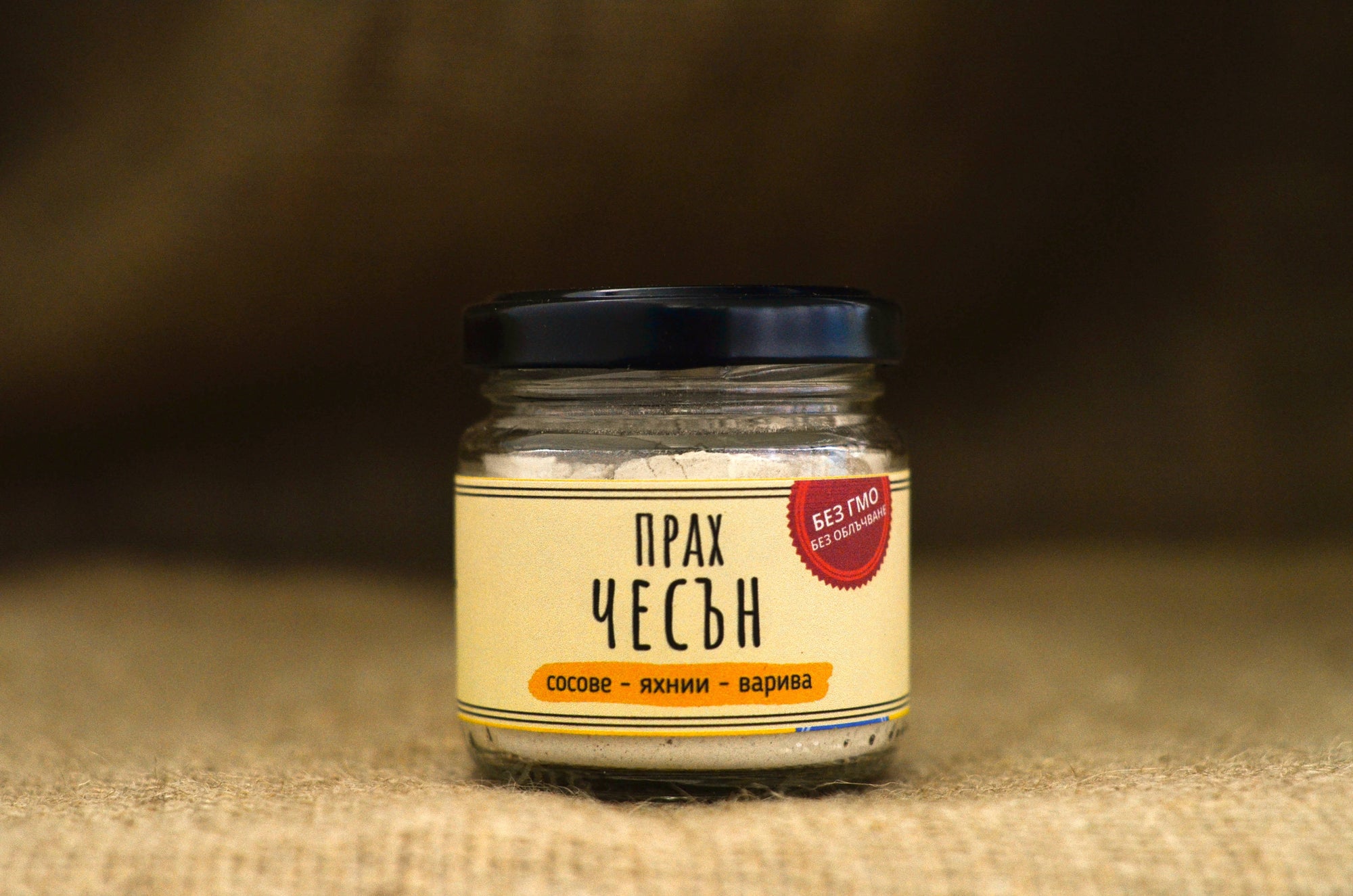 натурален чесън на прах от щипка сол